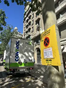 Exceptional signage for moving next to the Mudanzas Control truck on a street in Barcelona
