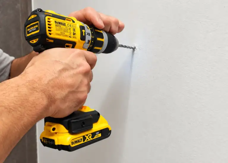 Taladro perforando la pared para colocar el anclaje de una pieza
