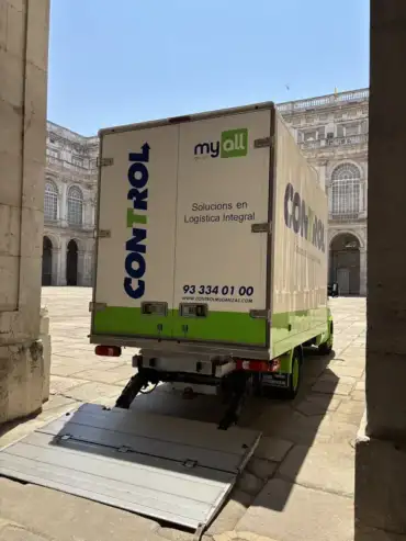 Camión de Mudanzas Control en el patio del Palacio Real de Madrid